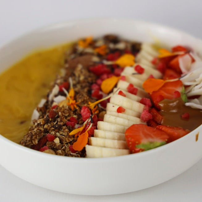 Bowl de mango, granola, fresa, banana y mantequilla de cacaguete