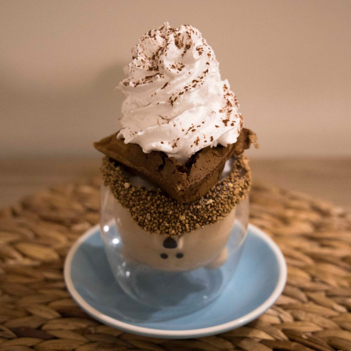 cafe con chocolate, gofres y nata montada de Lilo Brunch