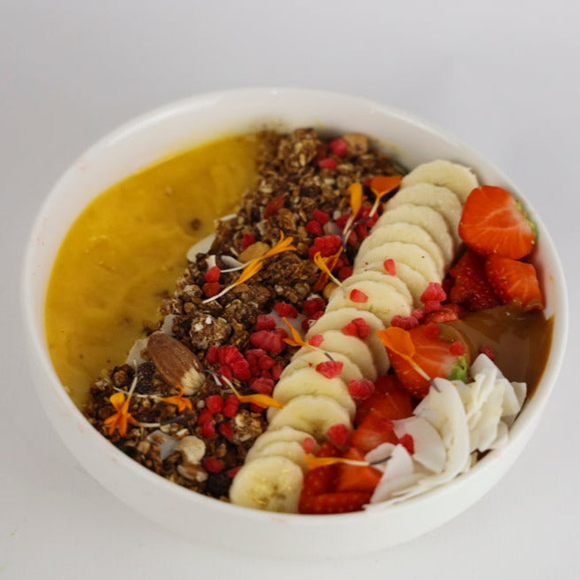 Bowl de mango, granola, fresa, banana y mantequilla de cacaguete