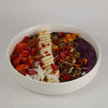 Load image into Gallery viewer, Acai Bowl con fresas, banana, granola casera  y  crema de cacahuete
